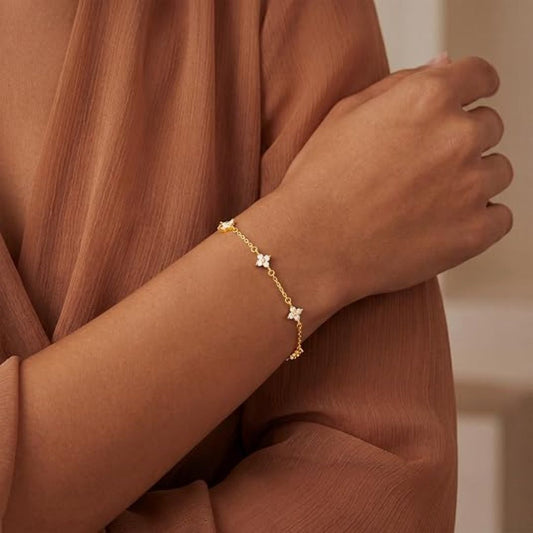 Sophie – Filigranes vergoldetes Armband mit Zirkonia-Blüten