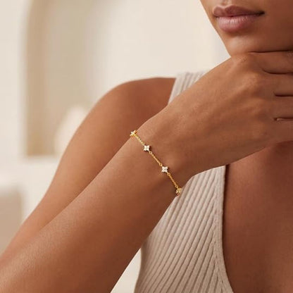 Sophie – Filigranes vergoldetes Armband mit Zirkonia-Blüten