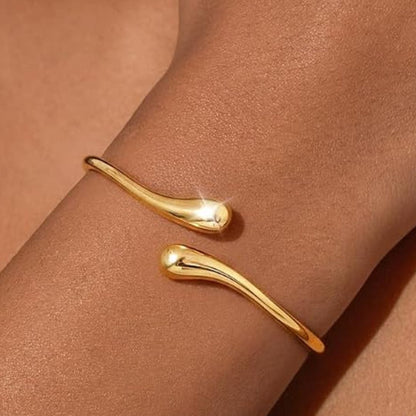 Amelie – Eleganter offener Armreif im Tropfen-Design
