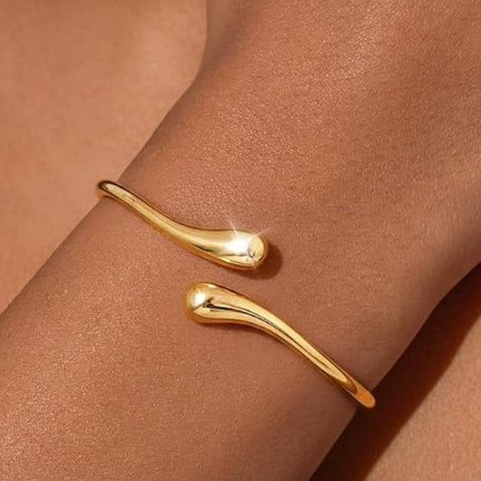 Amelie – Eleganter offener Armreif im Tropfen-Design