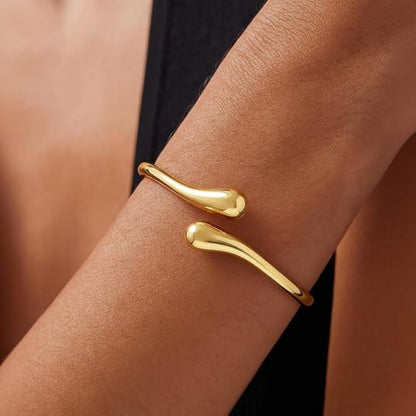 Amelie – Eleganter offener Armreif im Tropfen-Design